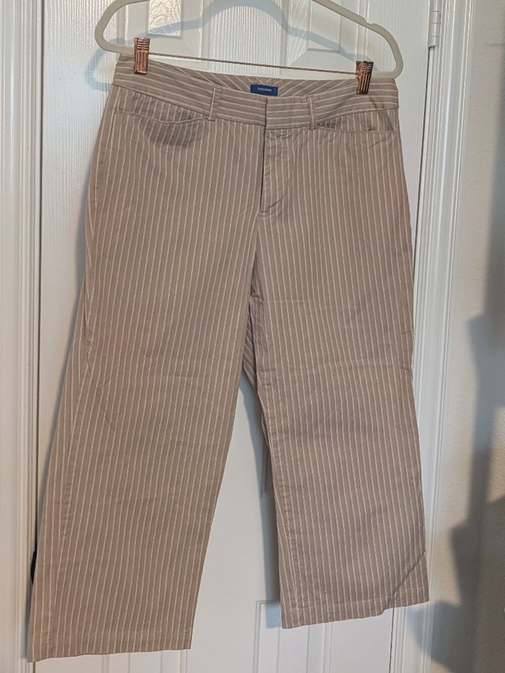 Docker's Women's tan striped Ideal fit Metro Capri, size 12